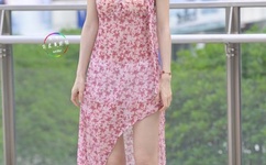 几男含着她两个硕大的乳